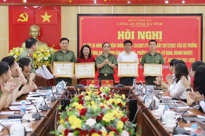 Thiếu tướng Nguyễn Xuân Thao - Ủy viên BTV Tỉnh ủy, Giám đốc Công an tỉnh trao Bằng khen của Chủ tịch UBND tỉnh...