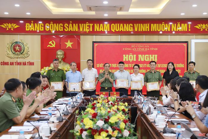 ... và Giấy khen của Giám đốc Công an tỉnh cho các tập thể, cá nhân có thành tích xuất sắc trong 5 năm thực hiện Thông tư số 124.