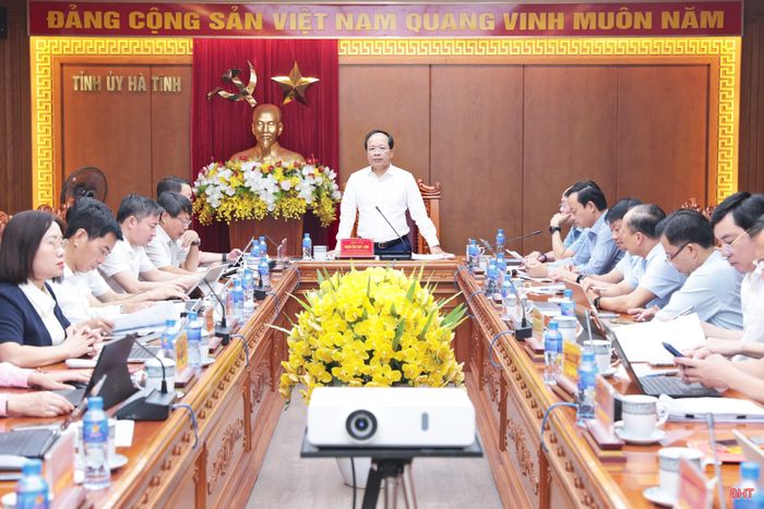 Đồng chí Nguyễn Duy Lâm – Ủy viên Trung ương Đảng, Bí thư Tỉnh ủy, Trưởng đoàn ĐBQH tỉnh chủ trì cuộc họp của Thường trực Tỉnh ủy cho ý kiến về “Đề án Trục không gian đô thị sáng tạo văn hóa Truyện Kiều, tỉnh Hà Tĩnh”.