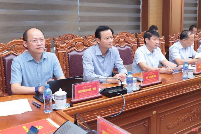 Đồng chí Nguyễn Hồng Lĩnh – Phó Bí thư Thường trực Tỉnh ủy, Chủ tịch HĐND tỉnh và các đại biểu tham dự cuộc họp.