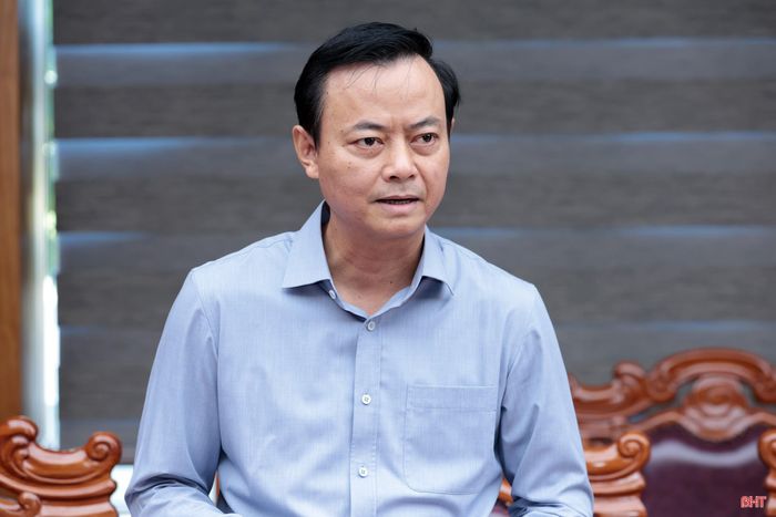 Đồng chí Hà Văn Hùng - Ủy viên BTV Tỉnh ủy, Trưởng ban Tuyên giáo Tỉnh ủy phát biểu tại cuộc họp.