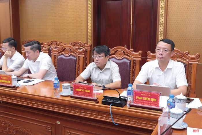 Đồng chí Phan Thiên Định – Phó Bí thư Tỉnh ủy, Chủ tịch UBND tỉnh và các đại biểu tham dự cuộc họp.