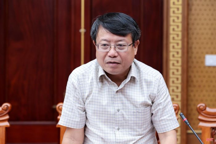 Đồng chí Dương Tất Thắng - Ủy viên BTV Tỉnh ủy, Phó Chủ tịch Thường trực HĐND tỉnh phát biểu tại cuộc họp.
