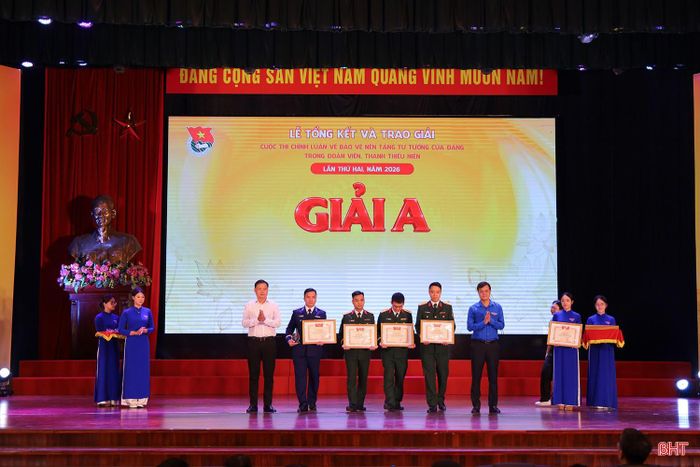 Ban Tổ chức trao giải 6 A ở các thể loại báo chí, truyền hình, phát thanh, tạp chí, video, đồ họa.