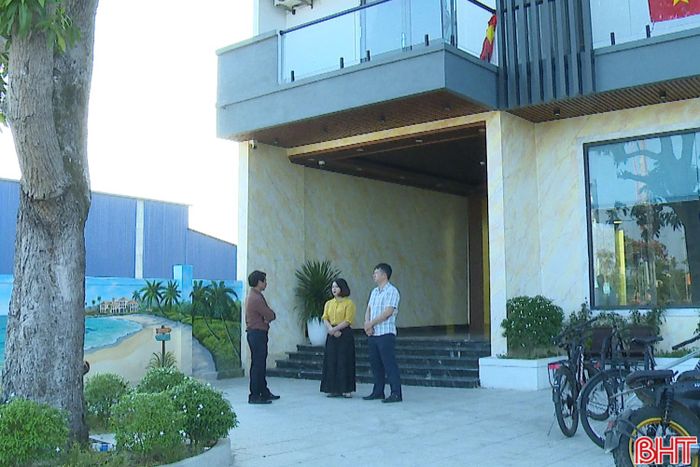 Chị Nguyễn Thị Yến mua thêm diện tích đất liền kề để xây dựng khách sạn Yến Việt.