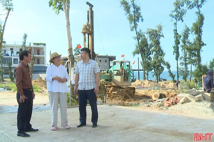 Bà Trần Thị Hương - Chủ khách sạn Heaven cho rằng việc xây dựng khách sạn, nhà nghỉ, nhà hàng ở khu vực phía nam Thiên Cầm chưa đồng bộ.