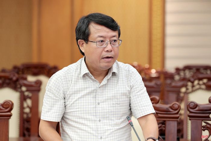 Đồng chí Dương Tất Thắng - Ủy viên BTV Tỉnh ủy, Phó Chủ tịch Thường trực HĐND tỉnh tham gia ý kiến tại hội nghị.