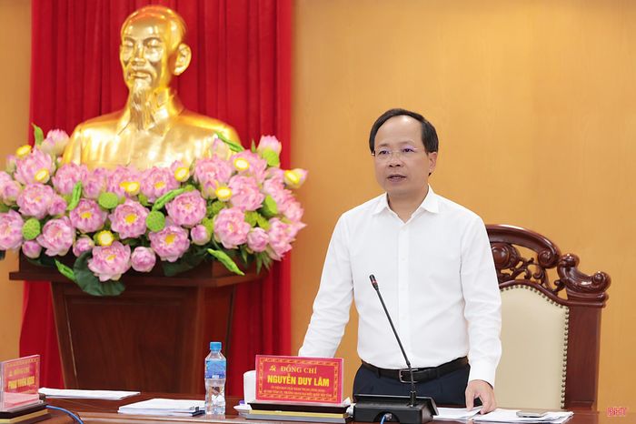 Đồng chí Nguyễn Duy Lâm - Ủy viên Trung ương Đảng, Bí thư Tỉnh ủy, Trưởng đoàn ĐBQH tỉnh phát biểu chỉ đạo tại hội nghị.