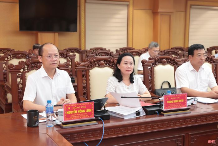 Đồng chí Nguyễn Hồng Lĩnh - Phó Bí thư Thường trực Tỉnh ủy, Chủ tịch HĐND tỉnh và các đồng chí trong BTV Tỉnh ủy dự hội nghị.