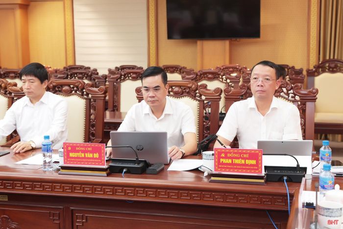Đồng chí Phan Thiên Định - Phó Bí thư Tỉnh ủy, Chủ tịch UBND tỉnh và đại diện các ban Đảng Trung ương tham dự hội nghị.
