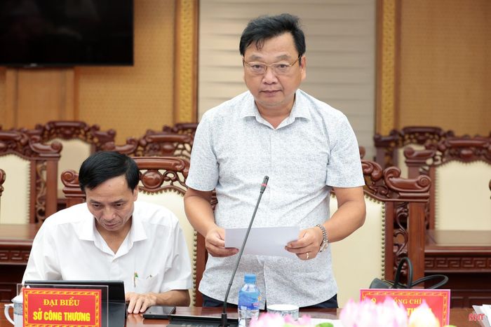 Đồng chí Hồ Huy Thành - Phó Chủ tịch UBND tỉnh trình bày dự thảo các đề án, chính sách tại hội nghị.