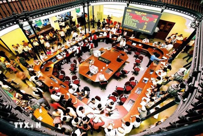 Một phiên đấu giá cổ phần vào ngày 1/11/2006, tại Sở Giao dịch Chứng khoán Hà Nội. (Ảnh: Phạm Hậu/TTXVN)