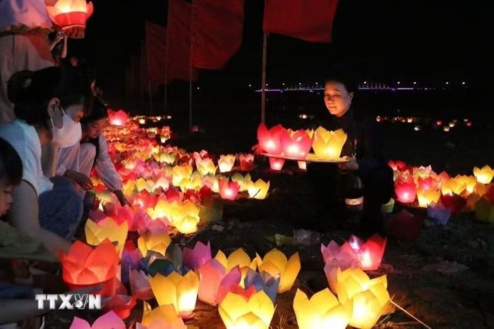 Nghi lễ này nhằm tưởng nhớ, tri ân các anh hùng, liệt sỹ đã hy sinh vì Tổ quốc ở các thời đại. Đặc biệt cầu siêu cho vong hồn tướng sỹ nhà Trần trong cuộc kháng chiến chống giặc Nguyên Mông và vong hồn những người bại trận trên sông Lục Đầu. (Ảnh: Mạnh Minh/TTXVN)
