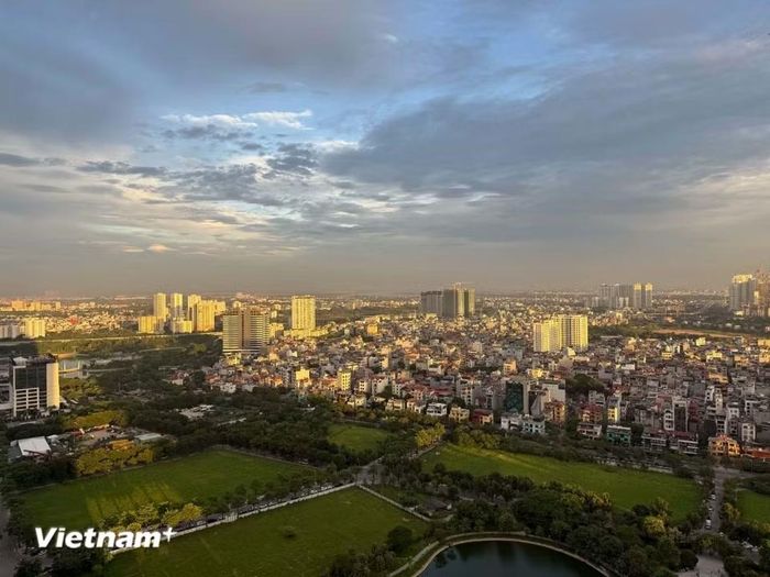 Khi những ánh nắng buổi sáng chan hòa ôm lấy thành phố. (Ảnh: Thái Hà/Vietnam+)