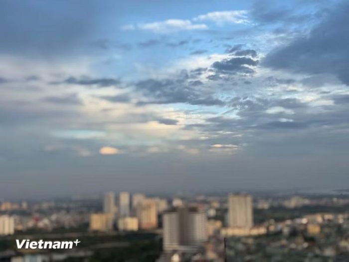 Khoảnh khắc bầu trời tuyệt đẹp buổi sáng Hà Nội. (Ảnh: Thái Hà/Vietnam+)