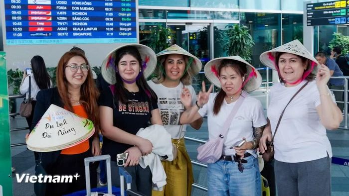 Du khách từ khối CIS đến thành phố Đà Nẵng du lịch. (Ảnh: Thanh Phong/Vietnam+)