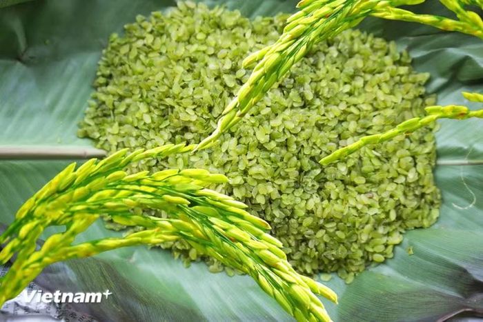 Làm cốm là nghề đòi hỏi sự tỉ mỉ và kinh nghiệm qua nhiều công đoạn, từ chọn lúa nếp, sấy, tách hạt đến giã, sàng, sảy. (Nguồn: Vietnam+)