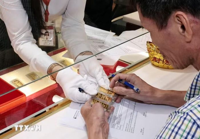 Giá vàng miếng SJC đang giao dịch ở mức 138,5 triệu đồng/lượng ở chiều mua vào và 141,5 triệu đồng/lượng ở chiều bán ra. (Ảnh: TTXVN)