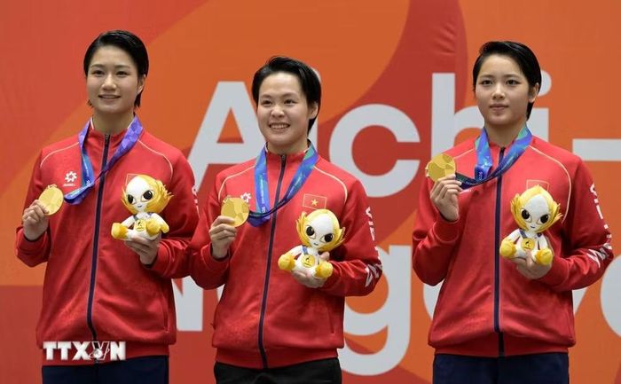 Hoàng Thị Thu Uyên, Nguyễn Ngọc Trâm và Bùi Ngọc Nhi giành huy chương Vàng nội dung kata đồng đội nữ môn karate tại ASIAD 2026 ở Toyohashi, Nhật Bản, ngày 22/9. (Ảnh: THX/TTXVN phát)