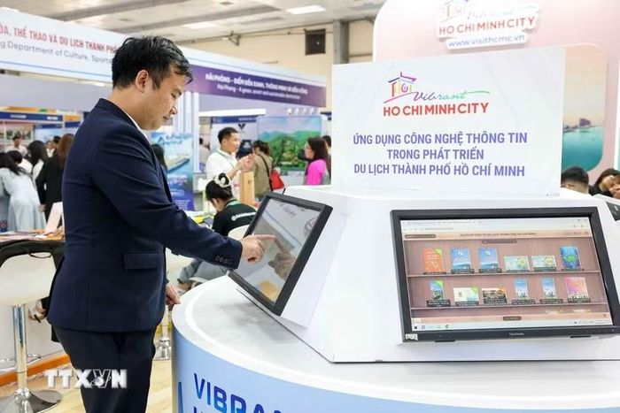Du khách tìm hiểu các sản phẩm du lịch tại khu vực ứng dụng công nghệ thông tin trong phát triển du lịch Thành phố Hồ Chí Minh. (Ảnh: Khánh Hòa/TTXVN)
