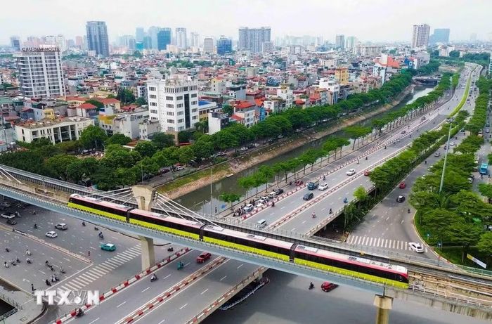 Tàu điện trên cao tuyến đường sắt đô thị Cát Linh-Hà Đông vận hành qua khu vực trung tâm Hà Nội. (Ảnh: Phạm Tuấn Anh/TTXVN)