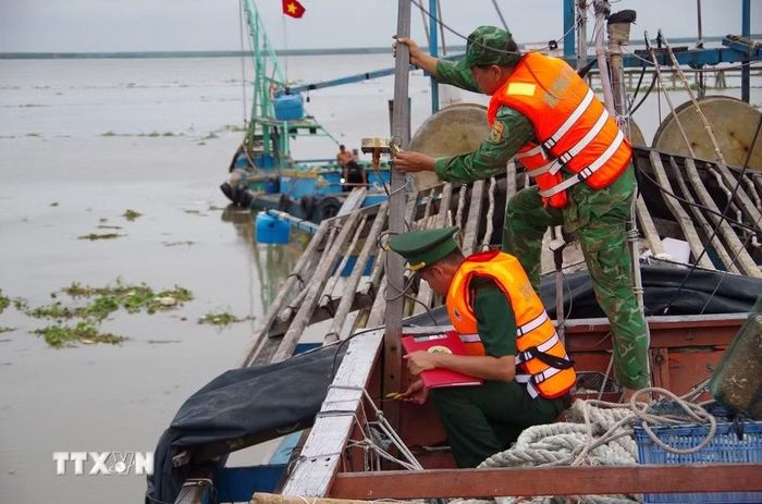 Bộ đội Biên phòng kiểm tra hoạt động của hệ thống giám sát hành trình tàu cá. (Ảnh: Công Trí/TTXVN)