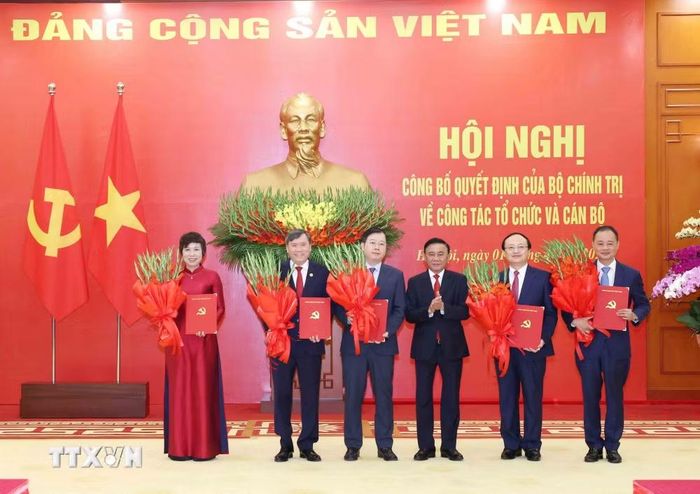 Sáng 1/4/2026, Bộ Chính trị tổ chức Hội nghị công bố Quyết định của Bộ Chính trị về việc chuyển giao 5 cơ quan, gồm: Đài Truyền hình Việt Nam, Đài Tiếng nói Việt Nam, Thông tấn xã Việt Nam, Viện Hàn lâm Khoa học xã hội Việt Nam, Viện Hàn lâm Khoa học và Công nghệ Việt Nam từ cơ quan trực thuộc Chính phủ sang là đơn vị sự nghiệp của Ban Chấp hành Trung ương Đảng; đồng thời tiếp nhận 5 Đảng bộ từ Đảng ủy Chính phủ sang Đảng ủy các cơ quan Đảng Trung ương. (Ảnh: Phương Hoa/TTXVN)