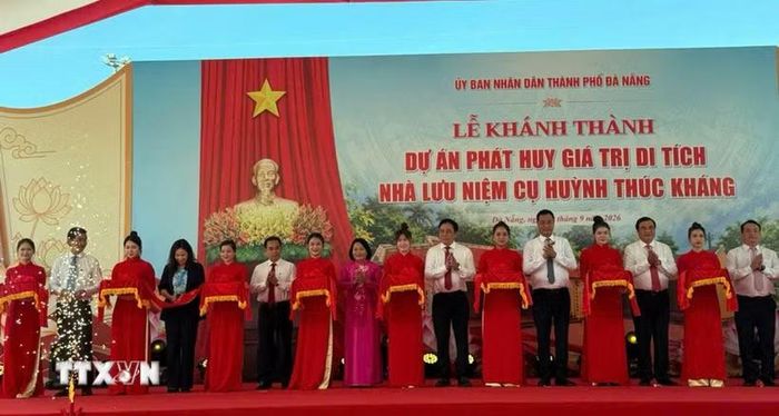 Cắt băng khánh thành Dự án phát huy giá trị di tích Nhà lưu niệm cụ Huỳnh Thúc Kháng. (Ảnh: Trần Tĩnh/TTXVN)