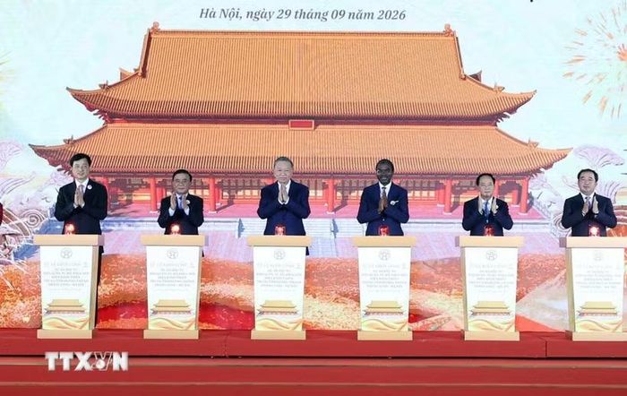Tổng Bí thư, Chủ tịch nước Tô Lâm và các đại biểu thực hiện nghi thức khởi công Dự án đầu tư Bảo quản, tu bổ, phục hồi Điện Kính Thiên. (Ảnh: Thống Nhất/TTXVN)