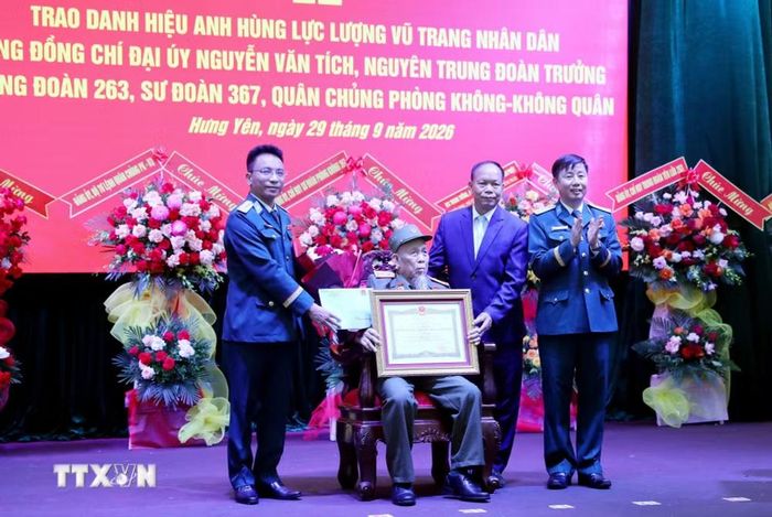 Thừa ủy quyền của Chủ tịch nước, Thủ trưởng Sư đoàn 367, Quân chủng Phòng không - Không quân trao Danh hiệu Anh hùng Lực lượng Vũ trang Nhân dân cho Đại úy Nguyễn Văn Tích. (Ảnh: Thế Duyệt/TTXVN)