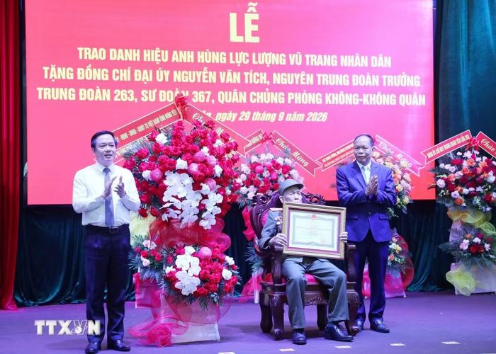 Ủy viên Trung ương Đảng, Bí thư Tỉnh ủy Hưng Yên Phạm Quang Ngọc tặng hoa chúc mừng Anh hùng Lực lượng Vũ trang Nhân dân Nguyễn Văn Tích. (Ảnh: Thế Duyệt/TTXVN)
