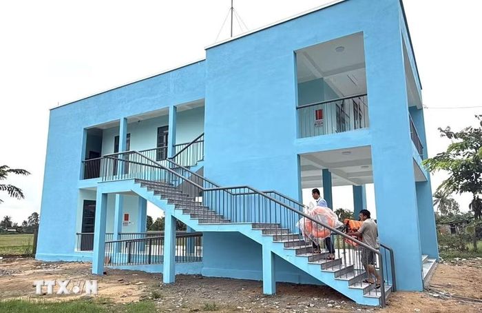 Nhà sinh hoạt cộng đồng kết hợp phòng tránh lũ thôn Phú Hữu (xã Hòa Thịnh) vừa được đầu tư xây dựng giúp người dân có chỗ tránh trú khi xảy ra mưa lũ. (Ảnh: Tường Quân/TTXVN)