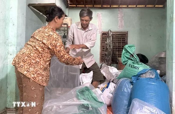 Hộ gia đình ông Phan Tấn Hùng (thôn Phú Hữu, xã Hòa Thịnh, tỉnh Đắk Lắk) bỏ lúa gạo vào túi ni lông để di chuyển lên cao đầu mùa mưa bão. (Ảnh: Tường Quân/TTXVN)