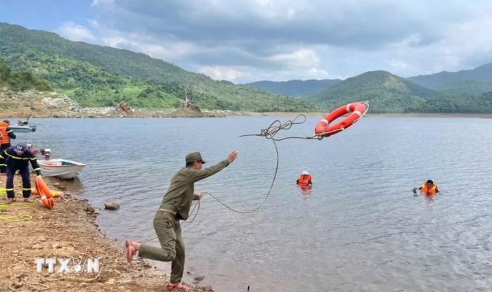 UBND xã Hòa Thịnh tổ chức diễn tập phòng chống thiên tai và cứu nạn cứu hộ vào đầu mùa mưa bão năm nay. (Ảnh: TTXVN phát)