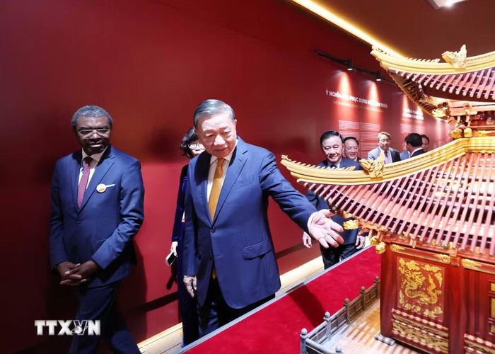 Tổng Bí thư, Chủ tịch nước Tô Lâm và các đại biểu tham quan trưng bày tính xác thực về phục dựng Điện Kính Thiên và không gian Điện Kính Thiên. (Ảnh: Thống Nhất/TTXVN)