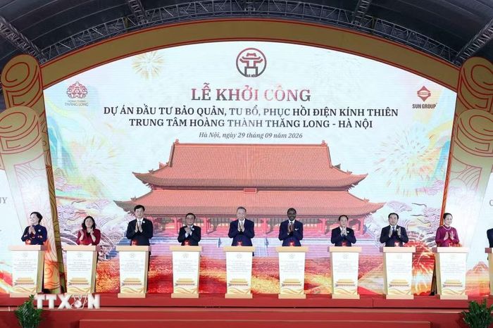 Tổng Bí thư, Chủ tịch nước Tô Lâm và các đại biểu thực hiện nghi thức khởi công. (Ảnh: Thống Nhất/TTXVN)