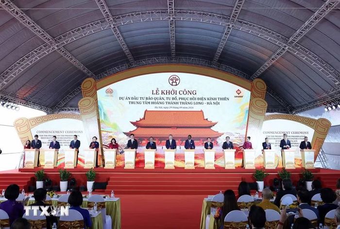 Tổng Bí thư, Chủ tịch nước Tô Lâm và các đại biểu thực hiện nghi thức khởi công. (Ảnh: Thống Nhất/TTXVN)