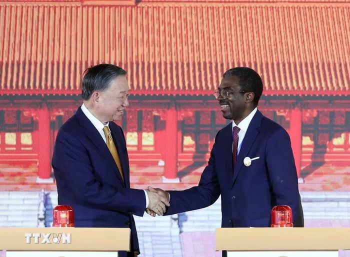 Tổng Bí thư, Chủ tịch nước Tô Lâm và ông Lazare Eloundou Assomo, Giám đốc Trung tâm Di sản Thế giới của UNESCO. (Ảnh: Thống Nhất/TTXVN)