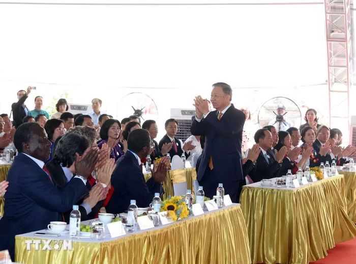 Tổng Bí thư, Chủ tịch nước Tô Lâm và các đồng chí lãnh đạo dự Lễ khởi công. (Ảnh: Thống Nhất/TTXVN) ​