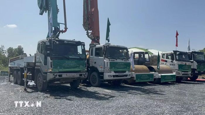Máy móc, phương tiện được huy động đến công trường, sẵn sàng thi công dự án cầu Cát Lái, cầu Long Hưng. (Ảnh: Công Phong/TTXVN)