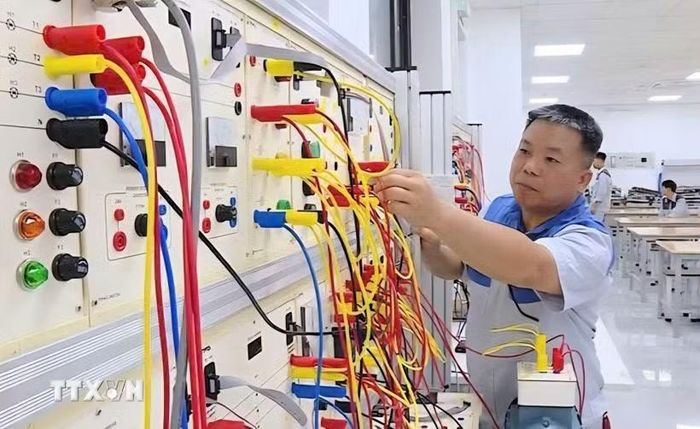 Hệ thống máy móc, thiết bị đào tạo hiện đại được tập trung đầu tư đồng bộ tại Quảng Ninh sau khi sáp nhập các cơ sở giáo dục nghề nghiệp. (Ảnh: TTXVN phát)