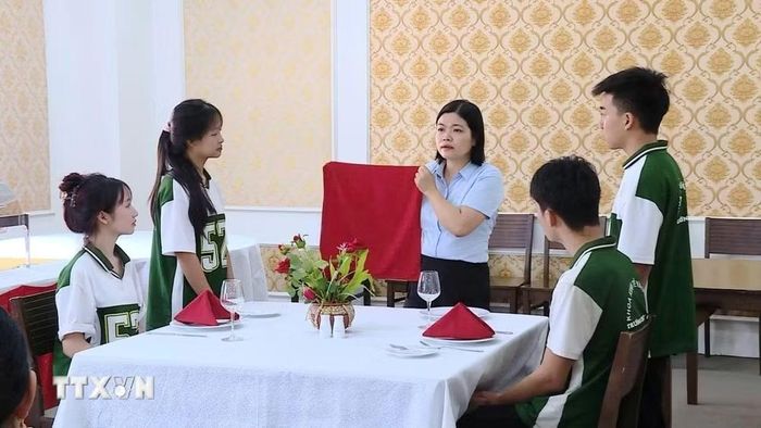 Giờ thực hành nghiệp vụ buồng phòng theo tiêu chuẩn thực tế của sinh viên học nghề du lịch tại Quảng Ninh, gắn liền đào tạo lý thuyết với thực hành doanh nghiệp. (Ảnh: TTXVN phát)