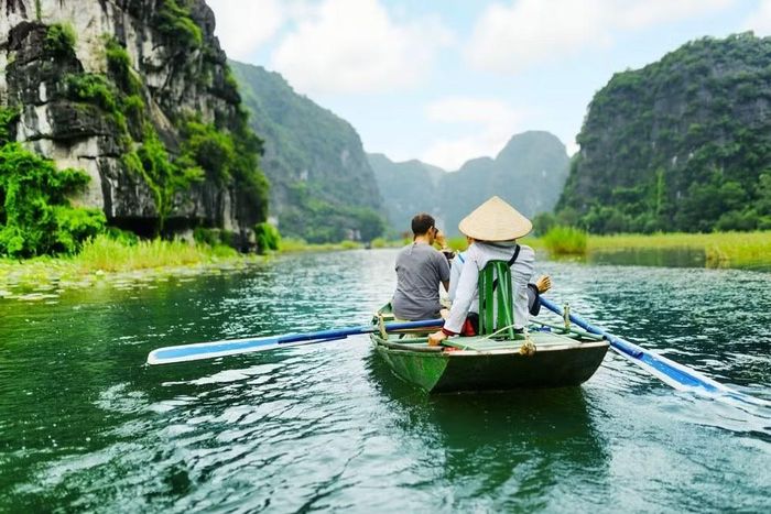 Cảnh quan danh thắng Tràng An, Ninh Bình đặc biệt hấp dẫn du khách quốc tế. (Ảnh: CTV/Vietnam+)