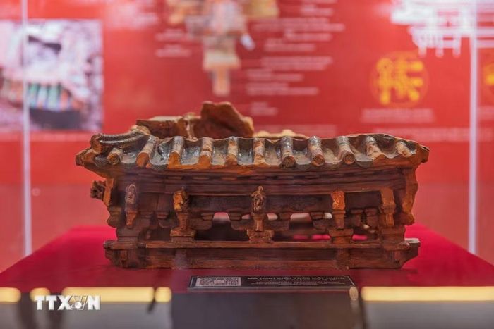 Mô hình đất nung kiến trúc thời Lê sơ, niên đại thế kỷ XV là Bảo vật quốc gia được công nhận năm 2024. Hiện vật được phát hiện trong khu vực Chính điện Kính Thiên và lưu giữ rõ hệ cột, hệ xà, hệ đấu củng cùng cấu tạo bộ mái, trở thành một trong những bằng chứng quan trọng nhất để nghiên cứu kiến trúc cung đình thời Lê sơ. (Ảnh: Phạm Tuấn Anh/TTXVN)