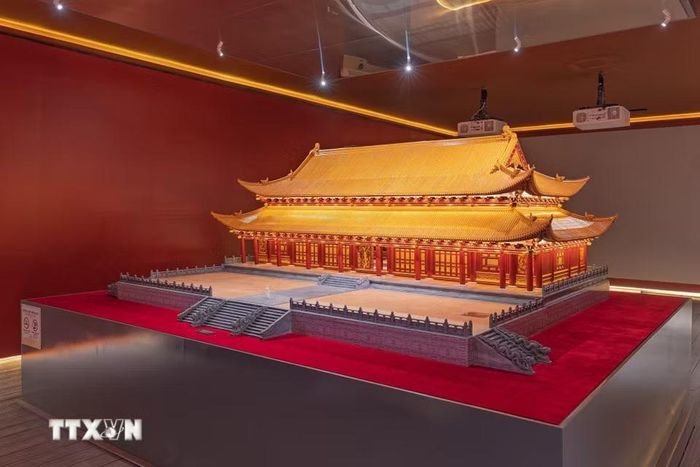 Mô hình Điện Kính Thiên nhìn từ góc nghiêng, thể hiện nền điện, hệ thống cột, bộ mái và thềm bậc. Các phương án nghiên cứu trước đây từng giả định mặt bằng chính điện gồm 9 gian theo chiều ngang; kết quả khai quật năm 2026 tiếp tục cung cấp dữ liệu thực địa để xác định chính xác hơn quy mô và tỷ lệ công trình. (Ảnh: Phạm Tuấn Anh/TTXVN)
