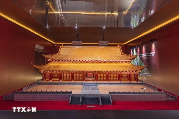 Mô hình nghiên cứu phục dựng hình ảnh Điện Kính Thiên thời Lê sơ được giới thiệu tại Hoàng thành Thăng Long. Quá trình tái hiện kiến trúc được xây dựng trên bốn nhóm tư liệu gồm khảo cổ học, mô hình kiến trúc, tư liệu minh văn và nghiên cứu so sánh với kiến trúc cung điện cổ tại Đông Á. (Ảnh: Phạm Tuấn Anh/TTXVN)