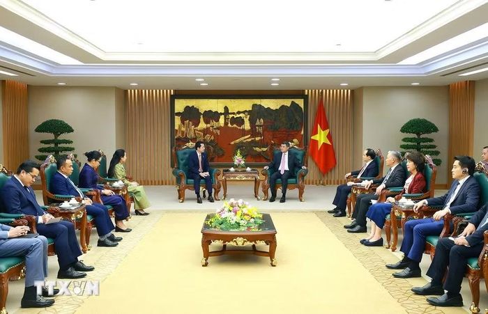 Thủ tướng Lê Minh Hưng tiếp Bộ trưởng Bộ Thanh tra Campuchia Sok Soken. (Ảnh: Dương Giang/TTXVN)