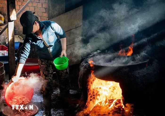 Bao đời nay, từ sáng sớm đến chiều tối, bên những bếp lửa luôn rực đỏ là những người dân cần cù mưu sinh với nghề hấp cá. (Ảnh: Khánh Hòa/TTXVN)
