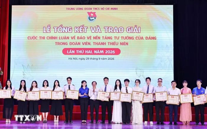 Đồng chí Hồ Hồng Nguyên, Bí thư Ban Chấp hành Trung ương Đoàn, Chủ tịch Hội đồng Đội Trung ương trao trao giải Khuyến khích cho các tác giả và nhóm tác giả. (Ảnh: Minh Đức/TTXVN)