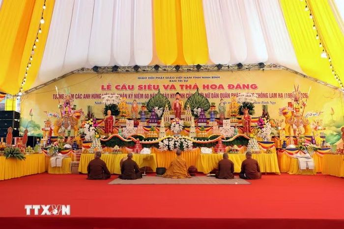 Ban trị sự Giáo hội Phật giáo Việt Nam tỉnh Ninh Bình đã cử hành các nghi thức tại lễ cầu siêu. (Ảnh: Đại Nghĩa/TTXVN)